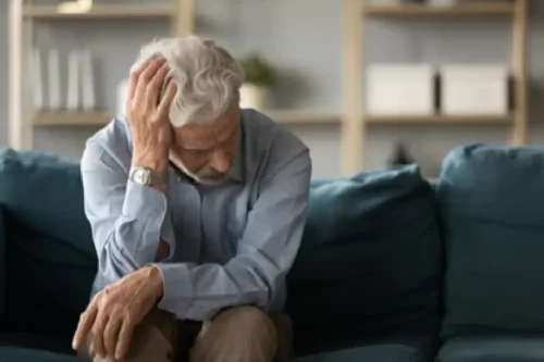 Trist mand i sofa repræsenterer ensomhed hos ældre