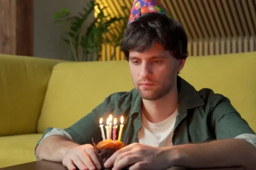 Trist mand med fødselsdagskage
