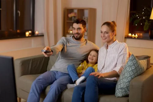 Familie ser tv-programmer til børn sammen