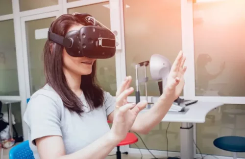 Kvinde med briller på til virtual reality anvender AVATAR-terapi