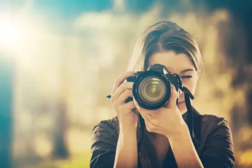 Kvinde med kamera repræsenterer terapeutisk fotografering