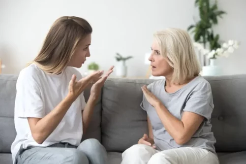 Mor og datter diskuterer og glemmer at anvende empatisk lytning