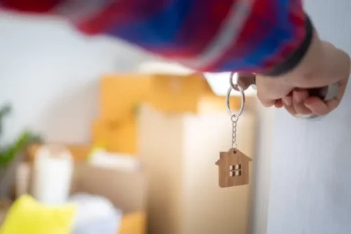 Nøgle i dør repræsenterer at flytte til et nyt hjem