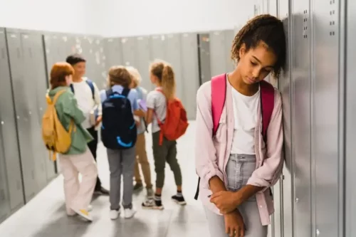 Pige i skolen repræsenterer ensomhed i barndommen