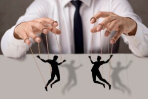 Manipulatorer beskylder andre for at manipulere: Er du et offer?