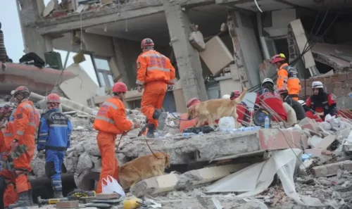 Redningsmænd under jordskælvet i Tyrkiet
