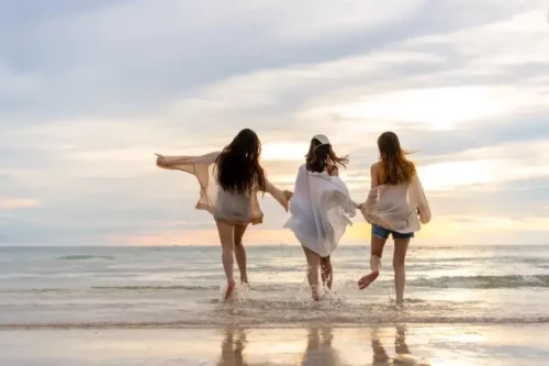 Søstre sammen på strand