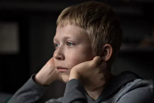 Trist dreng lider af resignationssyndrom