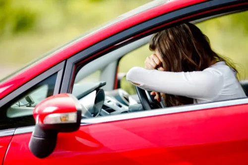 Kvinde i bil kæmper med at overvinde frygten for at køre bil
