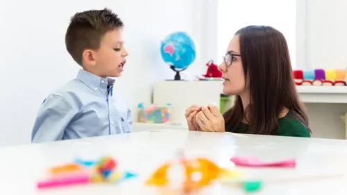 Taleterapi bruges til at hjælpe barn med Tourettes syndrom