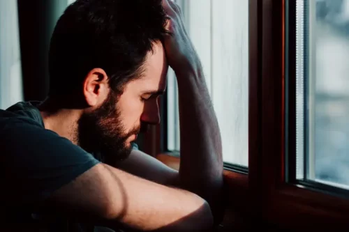 Deprimeret mand repræsenterer, hvordan det er at føle dig som en fiasko