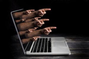 Hvorfor tilskynder internettet til intolerance?