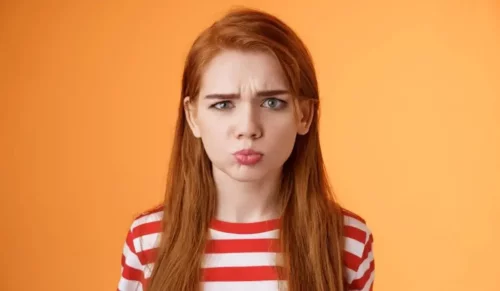 Kvinde med sjovt ansigtsudtryk repræsenterer Peter Pan-syndromet