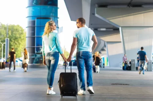 Par i en lufthavn, da en rejse kan redde et forhold