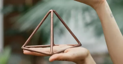 Pyramide i en hånd