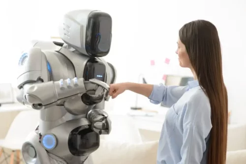Robot giver kvinde high five