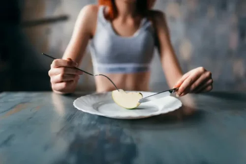 Æblebåd på tallerken hos kvinde med anoreksi