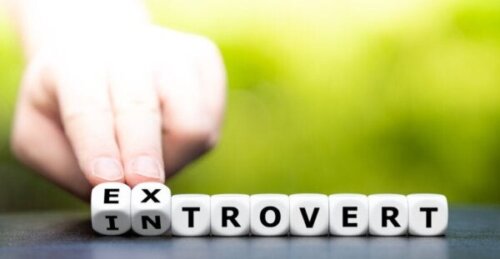 Hvorfor er nogle ekstroverte og andre introverte?