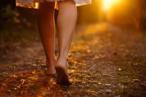 Kvinde går barfodet udenfor og udforsker sin skrøbelighed