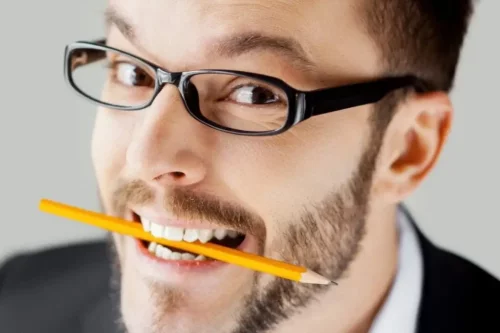 Mand med blyant i munden tester teorien om facial feedback