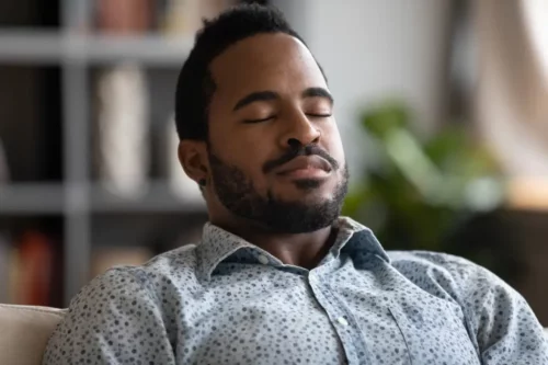 Mand med lukkede øjne bruger penduleringsteknikken til håndtering af angst