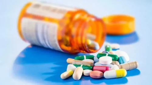 Piller på et bord repræsenterer antidepressiva og angstdæmpende midler