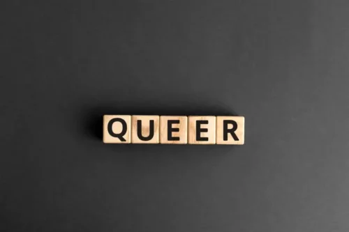 Træklodser dannet ordet queer