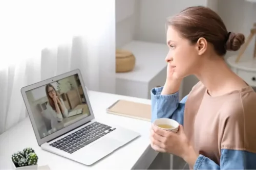 Kvinder ringer sammen via video på computer