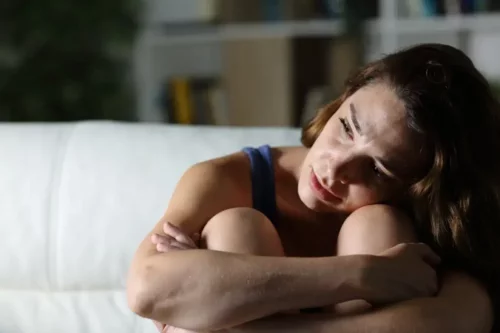 Trist kvinde oplever depression efter slagtilfælde