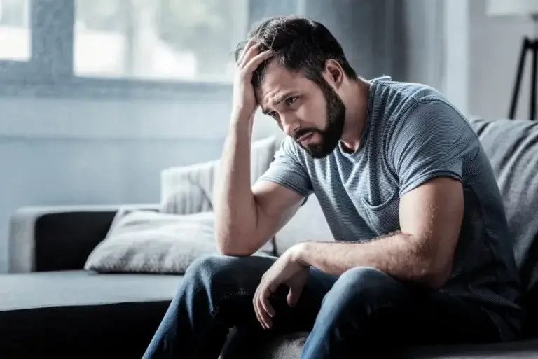 En deprimeret mand kæmper med at håndtere følelsesmæssigt chok