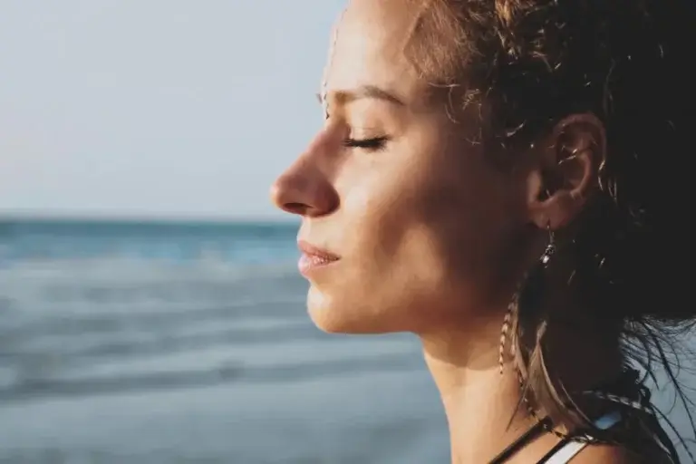 Kvinde mediterer udenfor