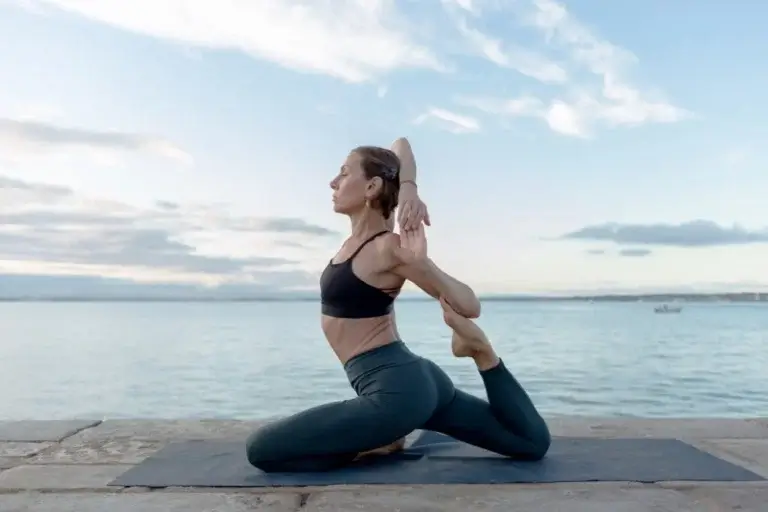 Kvinde dyrker yoga udenfor
