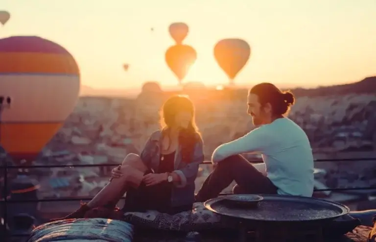 Par sidder og ser på luftballoner